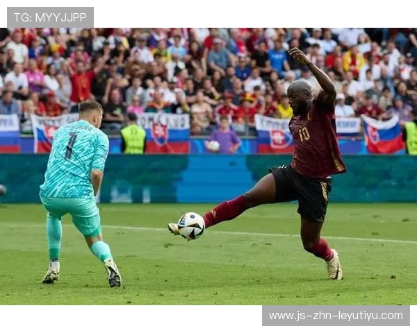 卢卡库强势对抗后起脚，比利时前场轰动全场